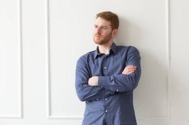 Mavi gömlekli yakışıklı adam.