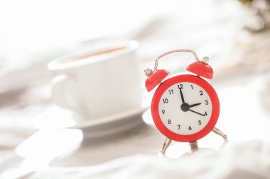 Yatakta kırmızı alarmlı saat