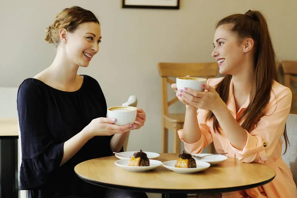 Wypoczynek Piękne Kobiety Kawiarni — Zdjęcie stockowe