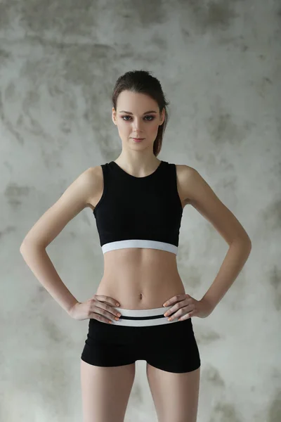 Skinny Fiatal Sport Ruha Pózol Szürke Fal Háttér Sport Edzés — Stock Fotó