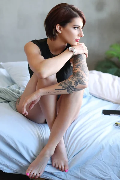 Belleza Hermosa Chica Con Tatuaje —  Fotos de Stock