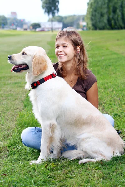 Vrouw Spelen Met Haar Hond Buiten — Stockfoto