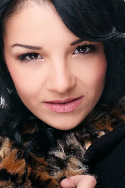 Stüdyoda poz veren neşeli ve güzel bir kadın.