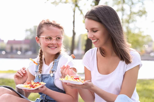 美しい女性は公園でピクニックをしています — ストック写真