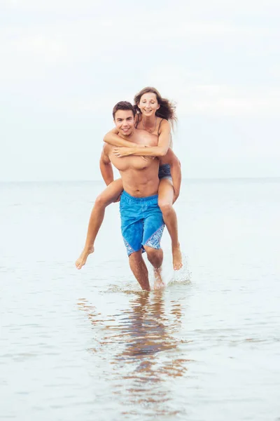 Мбаппе Привлекательная Пара Отдыхают Морском Пляже — стоковое фото