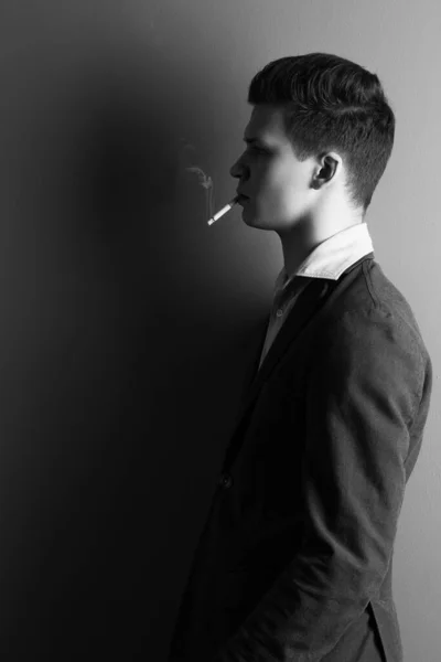 Flot Seriøs Mand Med Cigaret - Stock-foto