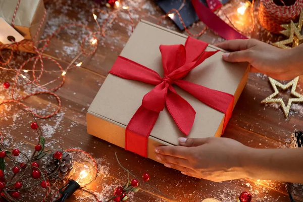 Natal Mulher Com Presente — Fotografia de Stock