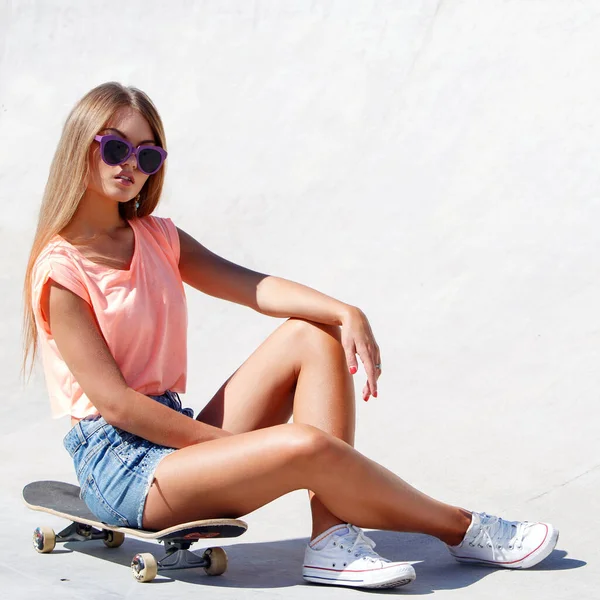 Buiten Straat Aantrekkelijk Meisje Het Skateboard — Stockfoto