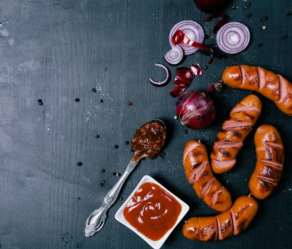 Comida Deliciosas Salsichas Grelhadas Mesa — Fotografia de Stock