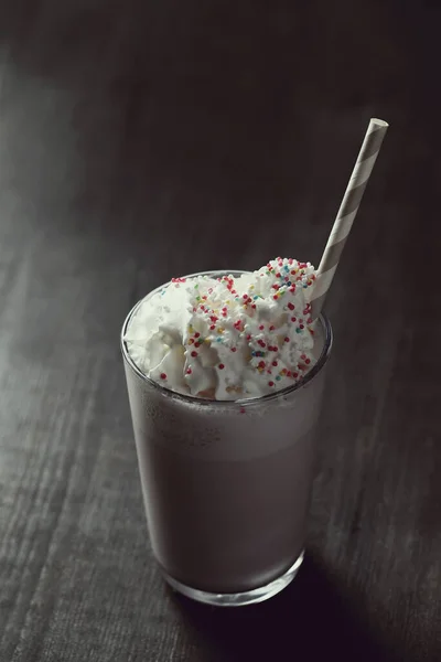 Trinken Milchshake Auf Dem Tisch — Stockfoto