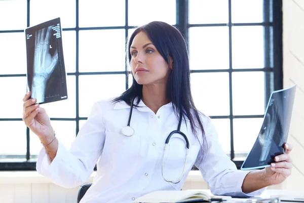 Geneeskunde Mooie Dokter Het Ziekenhuis — Stockfoto