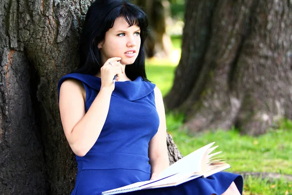 Menina Estudante Bonita Estudando Parque Verde — Fotografia de Stock