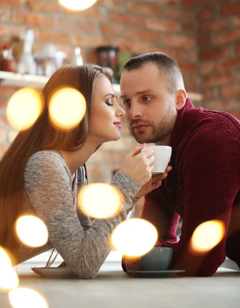 Schönes Junges Paar Trinkt Kaffee — Stockfoto