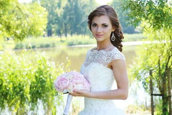 Joven Novia Hermosa Posando Parque Con Ramo Flores — Foto de Stock