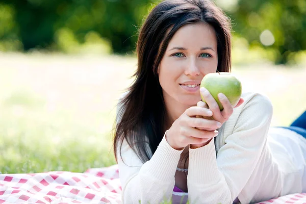 Młoda Szczęśliwa Kobieta Trzyma Zielone Jabłko — Zdjęcie stockowe