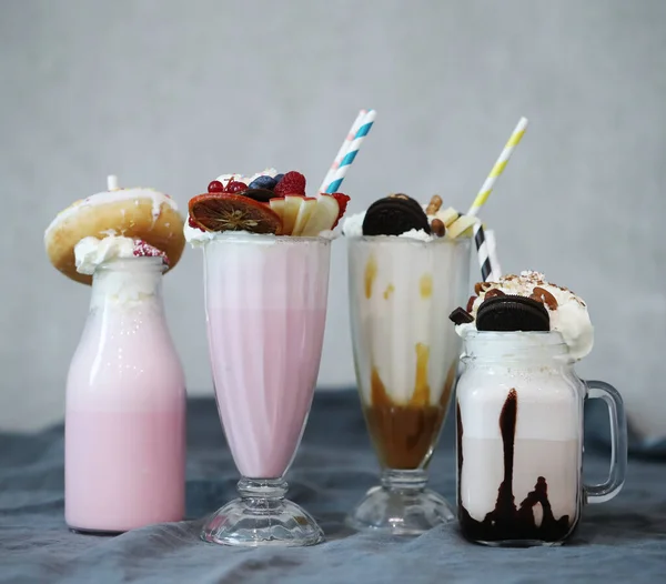 Délicieux Milkshakes Sur Table — Photo