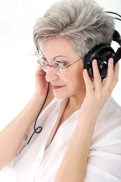 Glückliche Alte Frau Mit Kopfhörern — Stockfoto