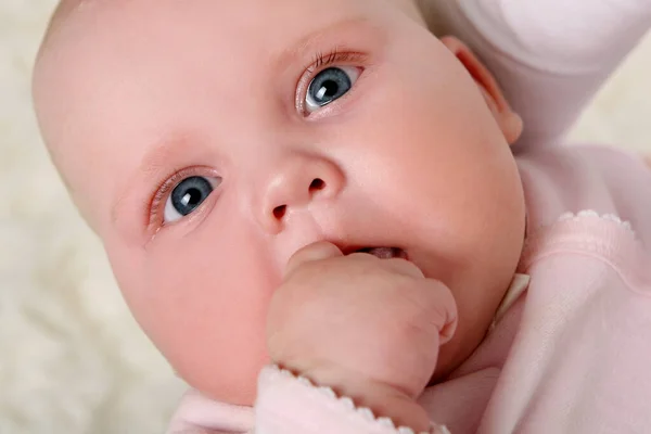 Pequeno Bonito Bebê Mentira Tapete Fofo — Fotografia de Stock