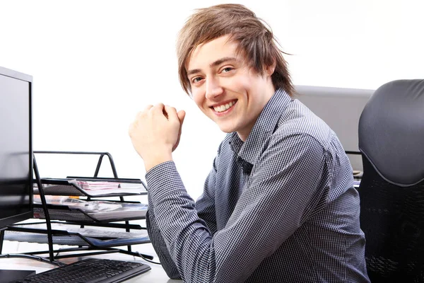 Giovane Uomo Sorridente Nel Suo Ufficio — Foto Stock