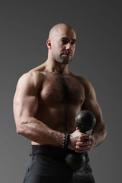 Kroppsbyggare Man Med Muskulös Kropp — Stockfoto