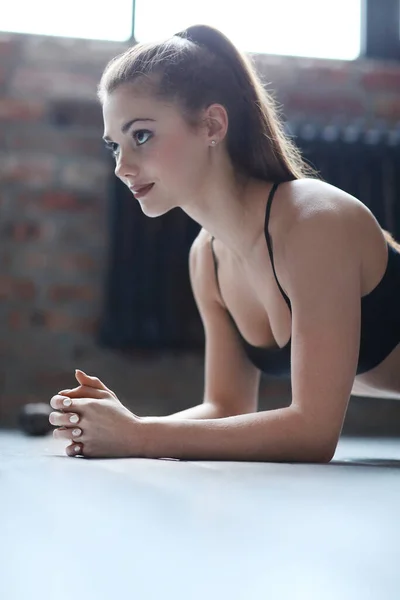体育館でのセクシー若い女性のトレーニングの肖像 — ストック写真