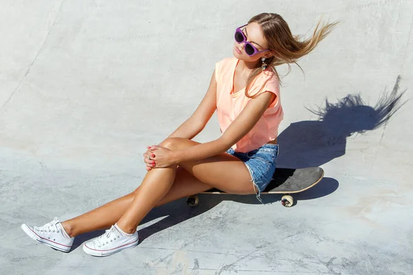 Plein Air Rue Jolie Fille Sur Skateboard — Photo