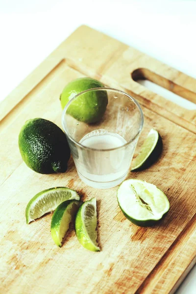 Citrus. Tahtada sulu limon