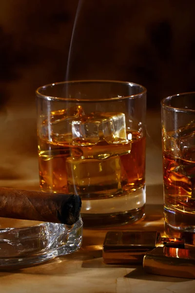 Холодный Виски Сигара Древнем Фоне — стоковое фото