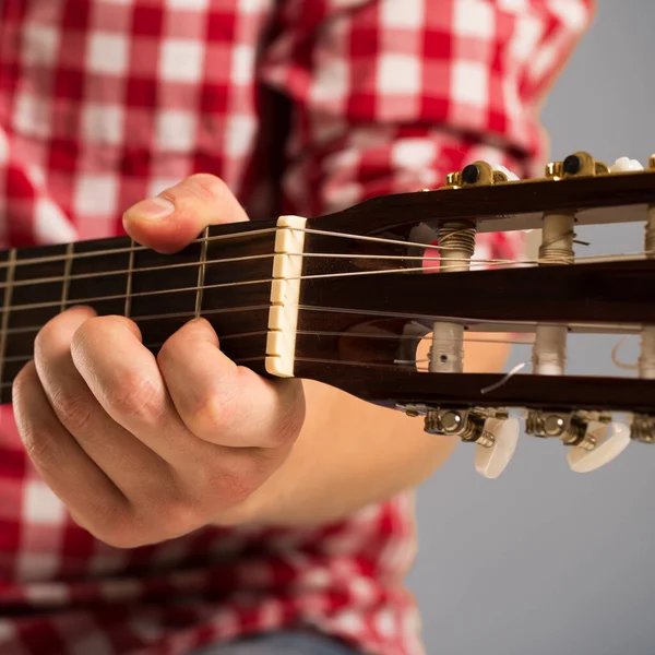 Música Close Músico Com Uma Guitarra Madeira — Fotografia de Stock