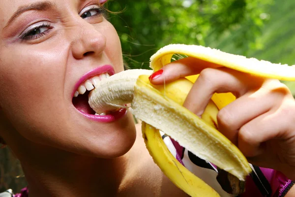 Uma Bela Jovem Mulher Comendo Banan — Fotografia de Stock