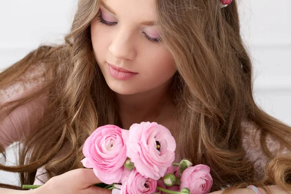 Linda Chica Joven Con Flores —  Fotos de Stock