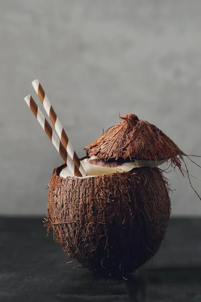 맛있는 코코넛 칵테일과 — 스톡 사진