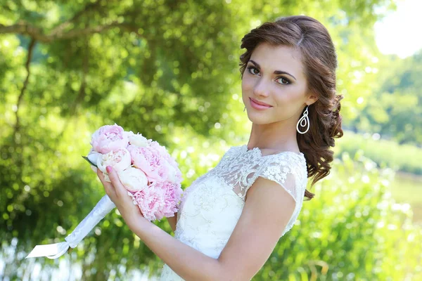 Hermosa Joven Novia Con Ramo Flores Posando Parque — Foto de Stock