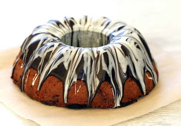 Lezzetli, yuvarlak pasta masada.