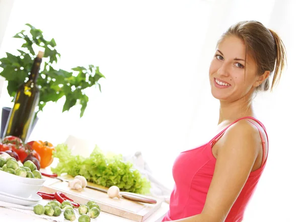 Jovem Bela Mulher Cozinhar Comida Saudável — Fotografia de Stock