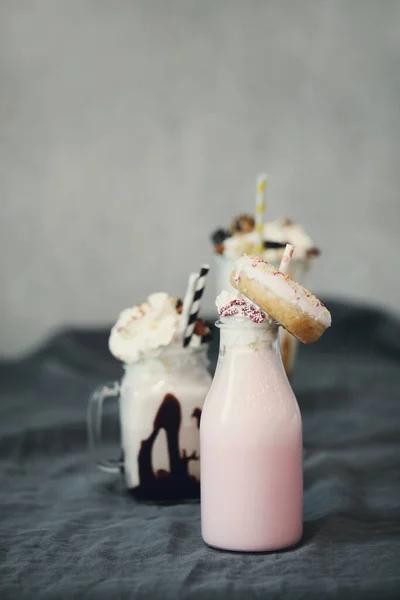 テーブルの上のおいしいミルクセーキ — ストック写真