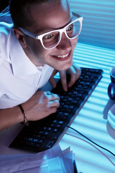 Divertido Nerd Gafas Navega Por Internet Por Noche — Foto de Stock