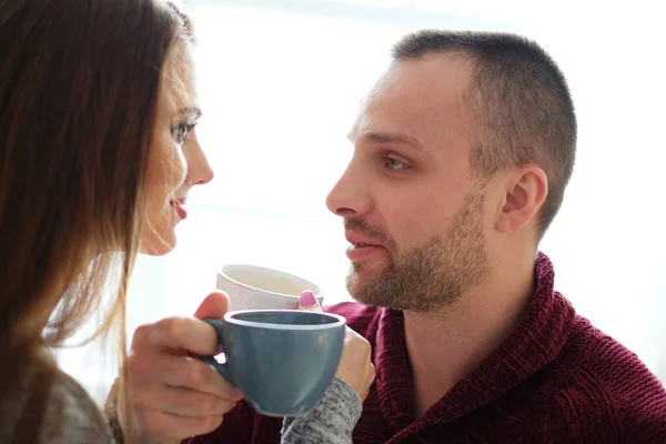 美丽的年轻夫妇 喝咖啡 — 图库照片
