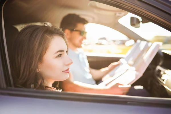 Reisen Paar Ist Auto Unterwegs — Stockfoto