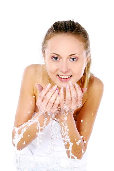 若く美しい少女が顔を水で洗い — ストック写真