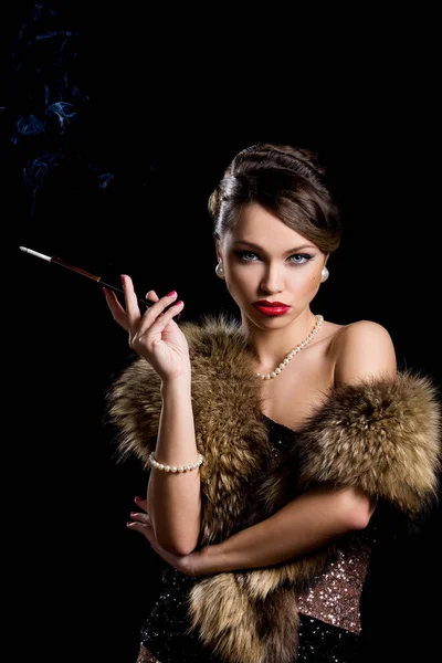 ヴィンテージ タバコのある美しい女性 — ストック写真