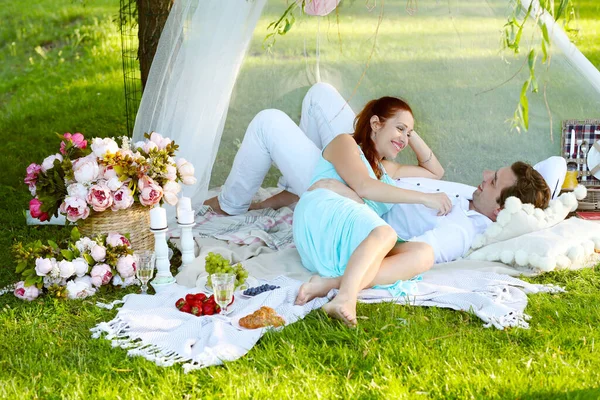 Piękna Młoda Para Romantyczny Piknik Parku — Zdjęcie stockowe