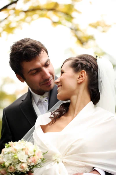 Casal Bonito Feliz Posando Conceito Casamento — Fotografia de Stock