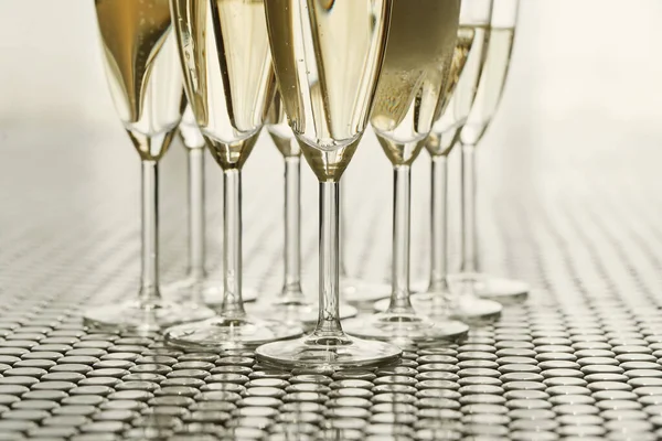 Firande Ett Glas Champagne Bordet — Stockfoto