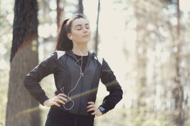 Açık hava sporu. Ormanda egzersiz yap.