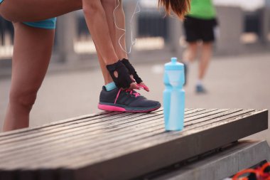 Açık hava sporu. Sokaktaki güzel kız