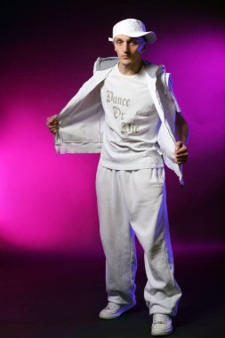 Stüdyoda hip hop dansçısı