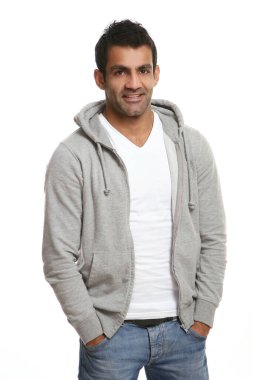 Genç ve çekici, mutlu bir adam.