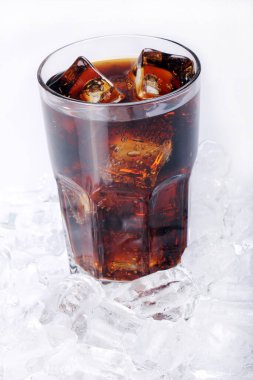 Taze ve soğuk kola bardakta.