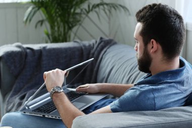 Yaşam tarzı. Bilgisayarı olan yakışıklı bir adam.